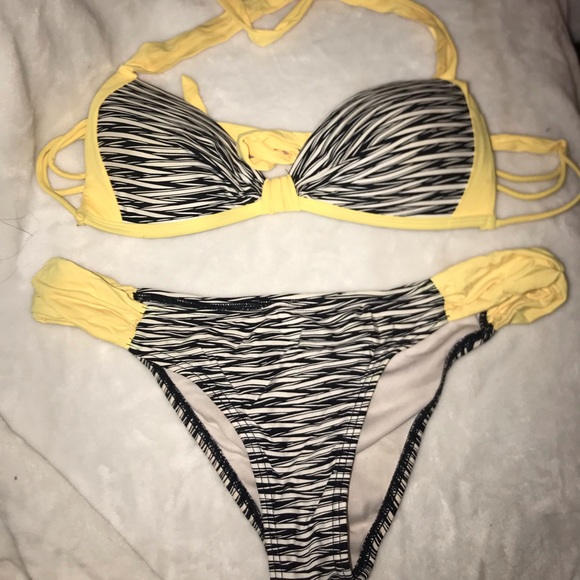 Bikini - Picture 1 of 2